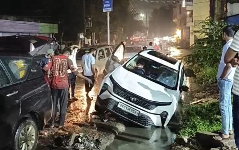 जमशेदपुर में बारिश का नज़ारा! कभी गड्ढे तो कभी नालों की खुदाई निगल रहे हैं गाड़ियाँ, मानगो में जमे पानी निकालने के लिए बने अस्थायी नाले में जा गिरी कार…