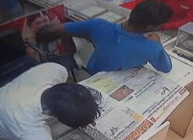 Jamshedpur: कदमा की ज्वेलरी दुकान में लाखों की चोरी, CCTV में कैद तीन युवक स्टेशन से गिरफ्तार…