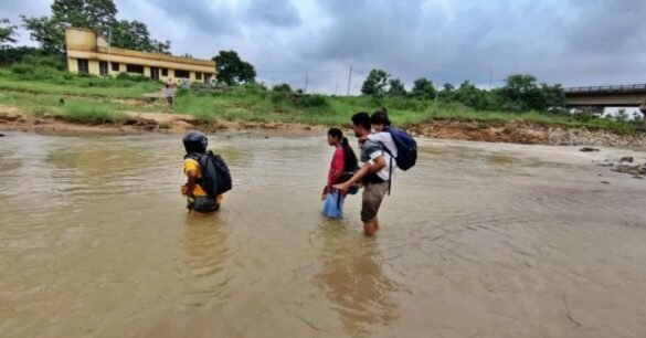 खूंटी में टूटा पुल बना बच्चों की पढ़ाई में बाधा: नदी पार कर स्कूल जाने को मजबूर 150 से ज्यादा छात्र…