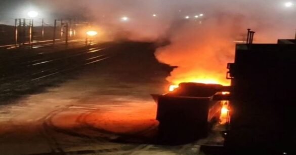 लातेहार में डंपर को आग के हवाले कर छोड़ा धमकी भरा पर्चा, कोयला कारोबारियों से मांगी रंगदारी, राहुल दुबे गिरोह पर शक…