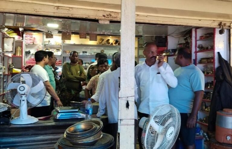 चक्रधरपुर में चोरी की वारदात! महिला चोर ने गुदड़ी बाजार की जेवर और बरतन दुकान को बनाया निशाना, CCTV में कैद हुई तस्वीरें…