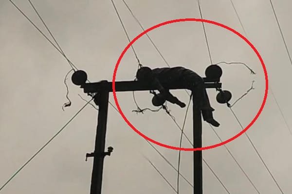 बारिश में 11 हजार पोल पर काम करना पड़ा महंगा,हाईटेंशन लाइन की चपेट में आने से बिजली मिस्त्री की मौत, ग्रामीणों का फूटा गुस्सा…