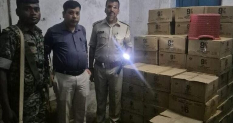 आदित्यपुर में अवैध शराब का जखीरा बरामद, दो गिरफ्तार…