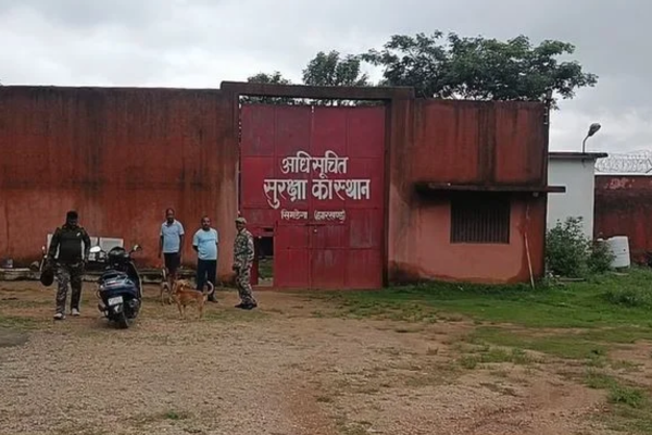 Simdega : बाल संप्रेक्षण गृह से 6 बच्चे फरार, हत्या जैसे गंभीर मामलों में हैं शामिल…