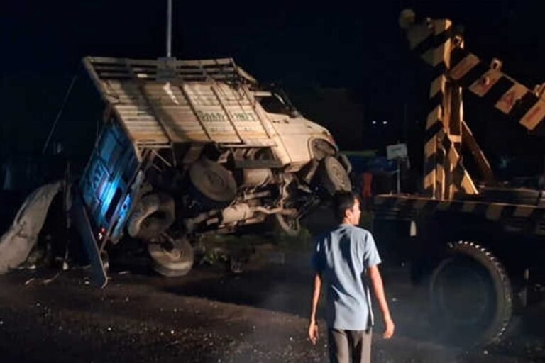 टाटा-रांची रोड पर सरसों तेल लदा ट्रक पलटा, ग्रामीणों में तेल लूटने की होड़…