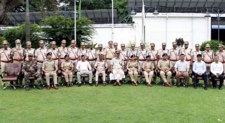 झारखंड में 64 इंस्पेक्टर को मिला DSP पद का प्रमोशन, DGP ने बैच लगाकर किया सम्मानित…