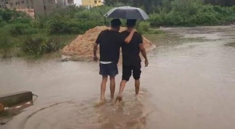 Adityapur: पानी की निकासी नहीं होने से वार्ड 16 और 17 जलमग्न, घरों में कैद हुए लोग, नगर निगम पर फूटा गुस्सा…