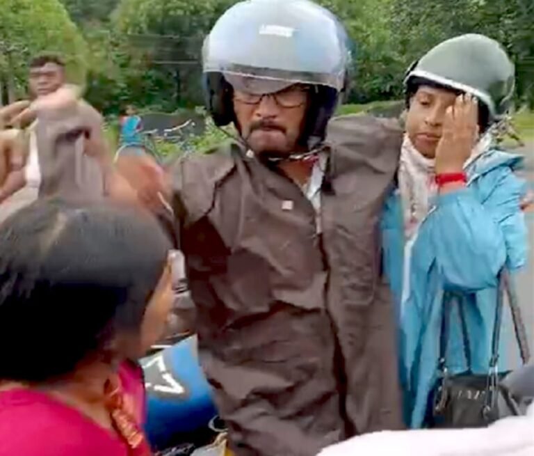 Seraikela: पति को दूसरी महिला संग देखकर भड़की पत्नी, बीच सड़क पर चप्पल से की पिटाई, मामला दर्ज…