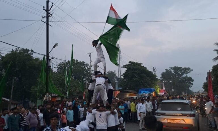 सरायकेला में कड़ी सुरक्षा के बीच शांतिपूर्ण निकला मोहर्रम जुलूस, युवाओं ने दिखाए हैरतअंगेज करतब…
