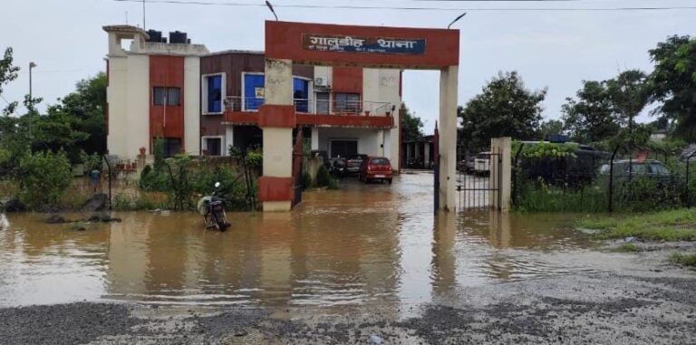 गालूडीह थाना परिसर बना तालाब, बारिश के कारण आवागमन में हो रही दिक्कतें…