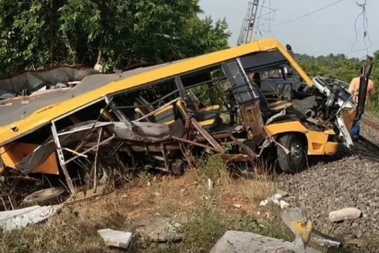 तमिलनाडु में बड़ा हादसा: रेलवे ट्रैक पार कर रही स्कूल बस को ट्रेन ने मारी टक्कर, तीन बच्चों की मौत, अन्य घायल…