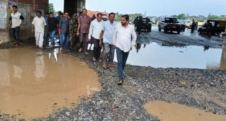 बहरागोड़ा में जर्जर सर्विस रोड पर नाराज हुए विधायक समीर मोहंती, धीमी गति से हो रहे निर्माण कार्य पर जताई नाराजगी…