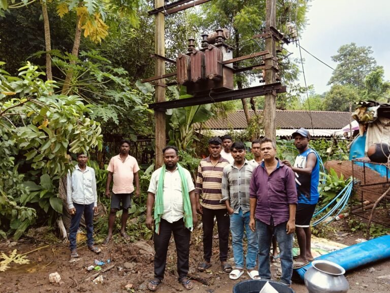 पटमदा के धूसरा गांव में 25 दिन बाद लगा ट्रांसफॉर्मर, आधे घंटे में ही निकला खराब, फिर अंधेरे में डूबा गांव…