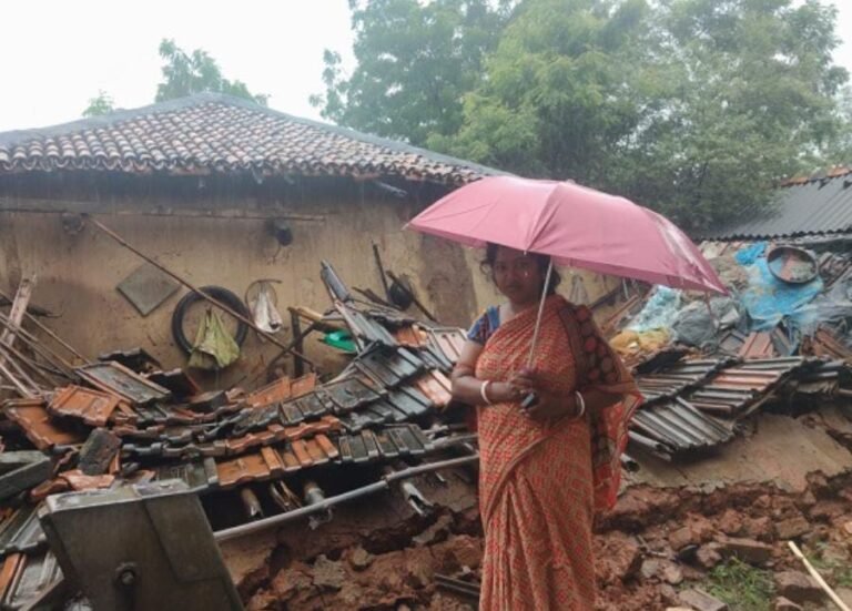 सरायकेला में मूसलधार बारिश से जनजीवन बेहाल, इमली चौक के पास कच्चा मकान गिरा, बड़ा हादसा टला…