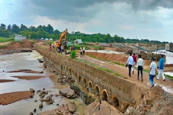 डोड़मा-गोविंदपुर रोड का डायवर्सन बहा, 36 गांवों को हो रही है भरी मुश्किलें…
