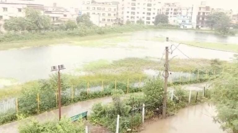 जमशेदपुर के कदमा में नाना-नानी पार्क का तालाब ओवरफ्लो, 20 से अधिक घरों में घुसा पानी, लोग हैं घरों में कैद…