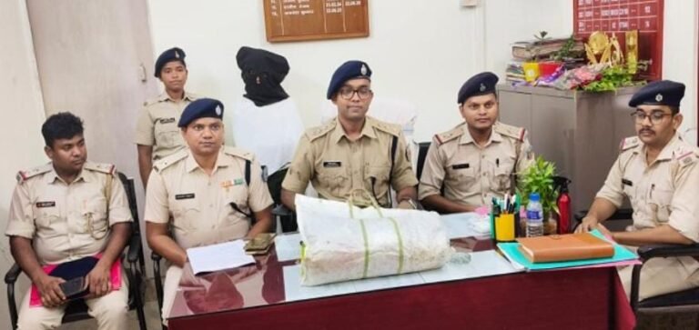 Chakradharpur: जेवरात दुकान में चोरी का पुलिस ने किया सफल खुलासा, एक नाबालिग समेत दो महिला हुई गिरफ्तार…