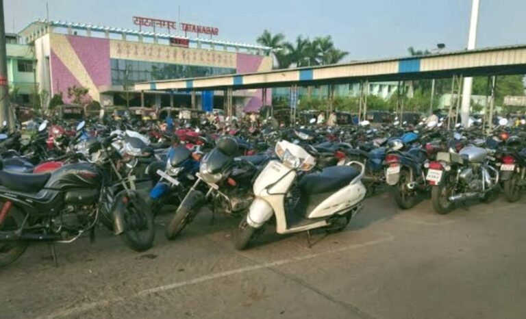 टाटानगर स्टेशन पार्किंग में माफियाराज का बोलबाला, मनमानी वसूली की दी गई धमकी…