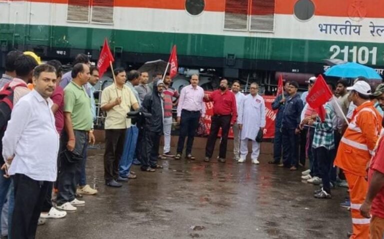 टाटानगर स्टेशन पर मेंस यूनियन का जोरदार प्रदर्शन: निजीकरण और बकाया भुगतान को लेकर उठी कर्मचारी आवाज…