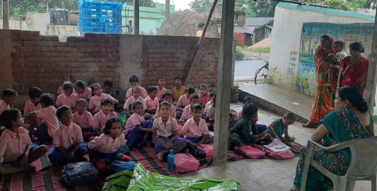 पटमदा में जर्जर स्कूल भवन बना खतरा, टपकती छत और पानी से परेशान बच्चे शेड में पढ़ने को मजबूर…