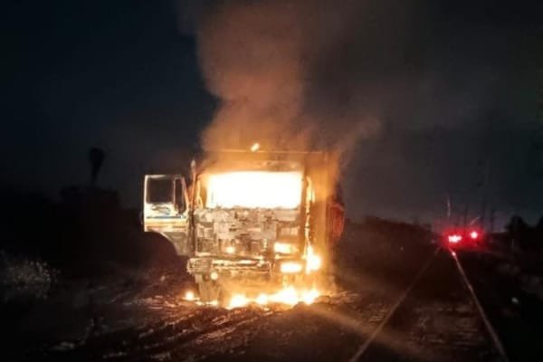 Jharkhand: लातेहार में अपराधियों ने कोयला लदे हाइवा में लगाई आग, दहशत का माहौल…