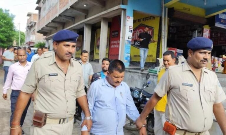 गिरिडीह में 20 हजार रुपये की रिश्वत लेते राजस्व कर्मचारी रंगे हाथ गिरफ्तार, ACB ने की कार्रवाई…