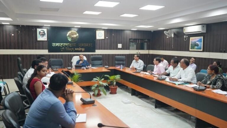 जमशेदपुर उपायुक्त ने की शिक्षा विभाग की समीक्षा बैठक, 18 हजार बच्चों के बैंक खाते नहीं खुलने पर जताई नाराजगी…