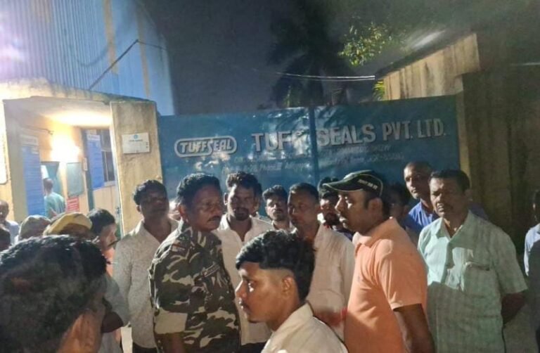 आदित्यपुर में काम के दौरान मजदूर की मौत, परिजनों ने कंपनी गेट पर किया धरना, मुआवजा और नौकरी की मांग…