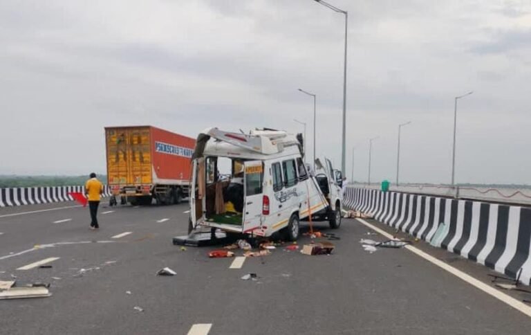 दिल्ली-मुंबई एक्सप्रेसवे पर भीषण हादसा, एक ही परिवार के चार लोगों की दर्दनाक मौत, कई घायल…