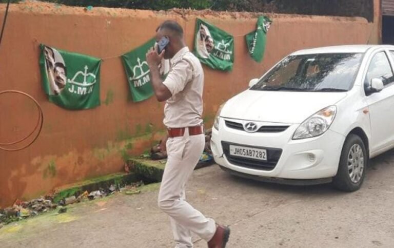 झामुमो नेता पर जमीन कब्जा करने का आरोप, विवादित जमीन पर लगाया पार्टी का झंडा, पहुंचे थाना…