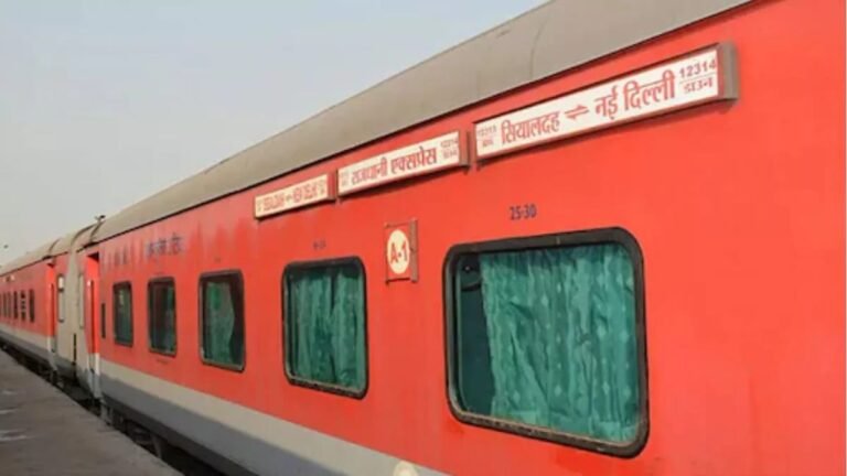 राजधानी एक्सप्रेस के पार्सल डिब्बे से निकली ऐसी चीज, देखकर RPF के उड़ गए होश…