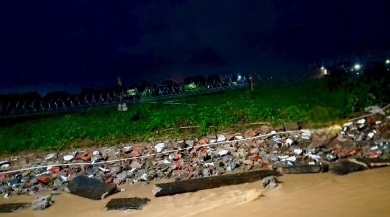 Jamshedpur: भारी बारिश में फिर गिरी सोनारी एयरपोर्ट की दीवार, मलबे से सड़क जाम…