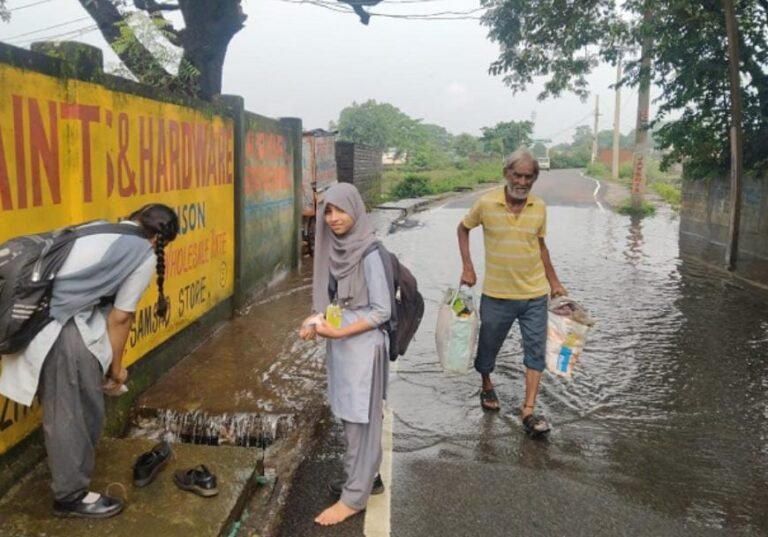 जमशेदपुर से सटे कपाली में भारी जलजमाव, हाथ में जूते लेकर पानी में स्कूल जा रहे बच्चे…