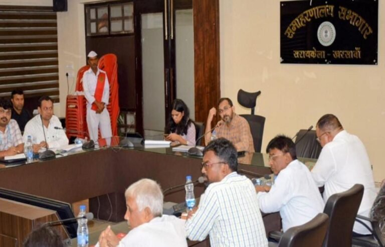 Seraikela: स्वास्थ्य योजनाओं की धीमी प्रगति पर उपायुक्त सख्त, लापरवाह ANM और CHO को जारी हुआ शो-कॉज नोटिस…