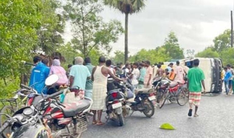 जमशेदपुर ग्रामीण क्षेत्र: डीजल लदा टैंकर पलटा, ग्रामीणों में लूट मच गई, पुलिस ने पहुंचकर खदेड़ा…