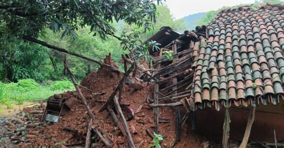Seraikela-Kharsawan: तुलिन गांव में बारिश बनी अभिशाप, ढह गए घर,बेघर हुए ग्रामीण, मदद की आस में टकटकी लगाए बैठे लोग…