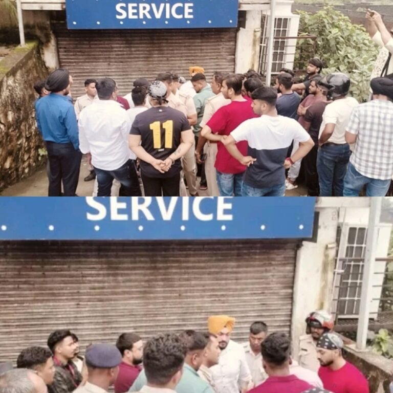 Jamshedpur: ASL टाटा मोटर्स से परेशान होकर ग्राहक सौरभ केसरी ने की खुद को और गाड़ी को जलाने की कोशिश…