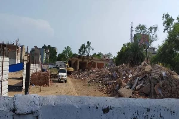 शिक्षा की ज़मीन पर खड़ी की जा रही है व्यापार की इमारत! बिना अनुमति बन रहे फ्लैट और शॉपिंग कॉम्प्लेक्स पर सरकार ने लिया बड़ा फैसला…