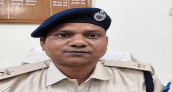 Chaibasa: टेलिकॉम दुकान में बड़ी चोरी का पुलिस ने 24 घंटे में किया खुलासा, 42 मोबाइल और इलेक्ट्रॉनिक सामान बरामद…