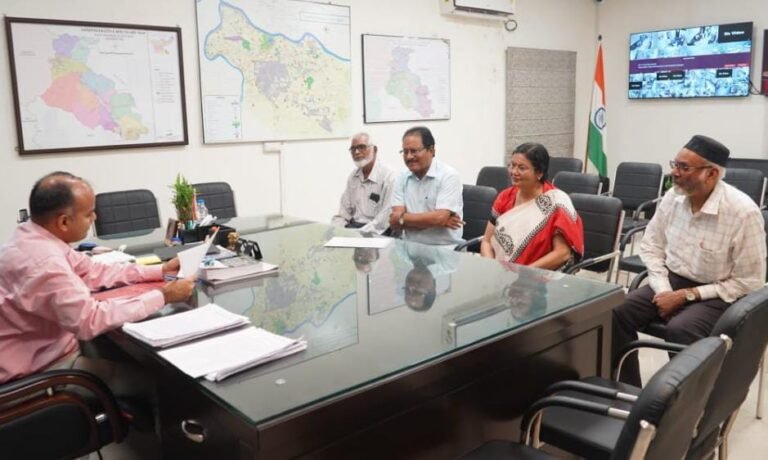 Jamshedpur: मानगो के समाजसेवियों ने डीसी से की मुलाकात, ओल्ड पुरुलिया रोड की खराब सड़क जल्द मरम्मत की लगाई गुहार…