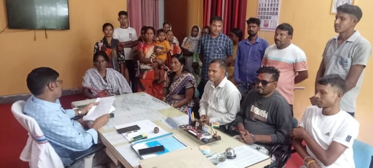 पटमदा में 32 पीडीएस दुकानों को अब तक नहीं मिला अगस्त का राशन, मजदूरों की हड़ताल बनी बड़ी वजह…