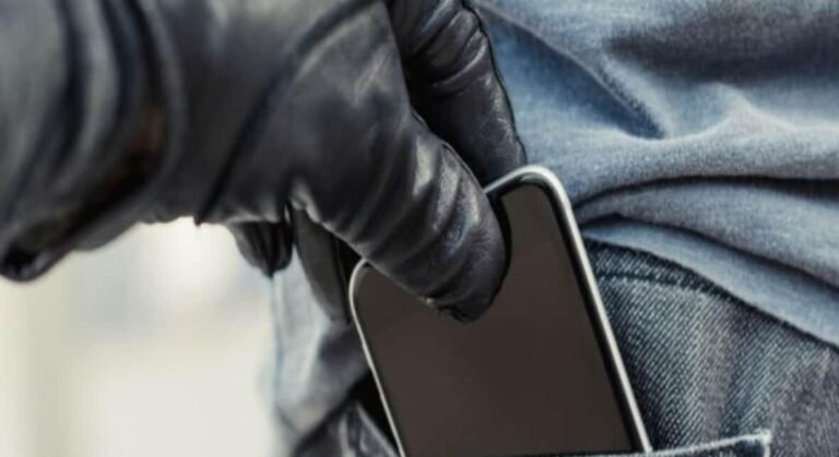 जमशेदपुर के परसुडीह थाने के सामने होटल से मोबाइल चोरी, चोर फरार…