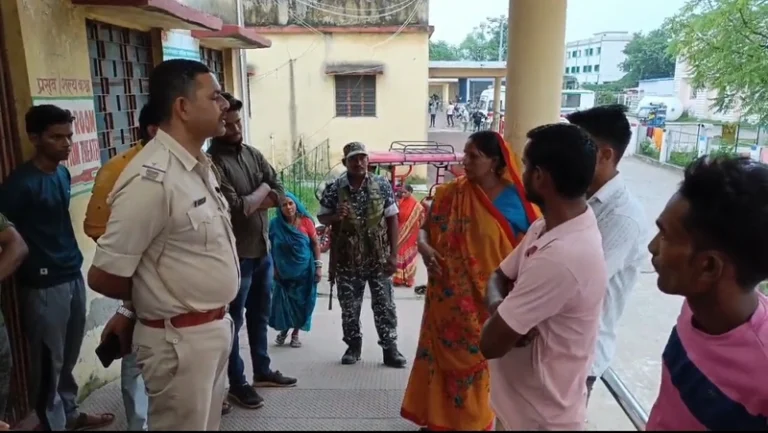गिरिडीह सदर अस्पताल में परिजनों का हंगामा, डॉक्टरों पर लापरवाही और पैसे लेने का आरोप…
