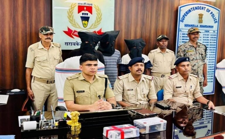 Seraikela: राजनगर के ईचा गांव में लूट की योजना बना रहे तीन अपराधी गिरफ्तार, पिस्टल और जिंदा गोली बरामद…