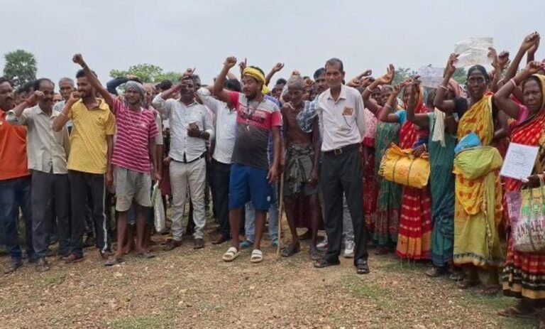 जमशेदपुर ग्रामीण क्षेत्र! पोटका में राशन वितरण में गड़बड़ी को लेकर जोरदार हंगामा, सैकड़ों ग्रामीणों ने किया विरोध प्रदर्शन…