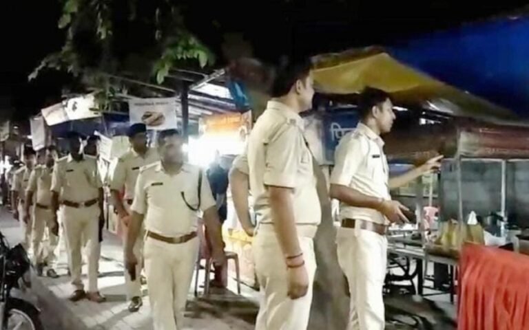 Jamshedpur: अपराध पर लगाम कसने सड़कों पर उतरी सिदगोड़ा पुलिस, पैदल मार्च से दिखाया सख्त रुख…