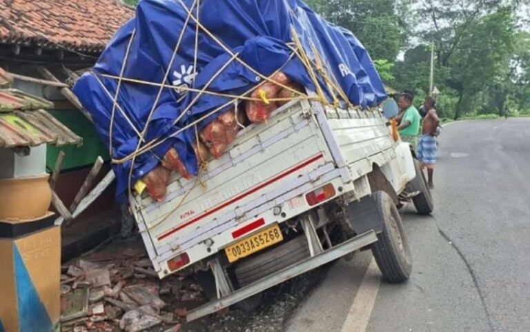 जमशेदपुर ग्रामीण क्षेत्र!! कोवाली में तेज रफ्तार पिकअप वैन मकान में घुसी, शिक्षक का घर क्षतिग्रस्त…