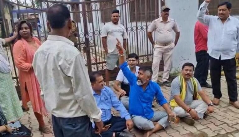 जलजमाव से परेशान आदित्यपुर की जनता का फूटा गुस्सा, नगर निगम कार्यालय का किया घेराव…