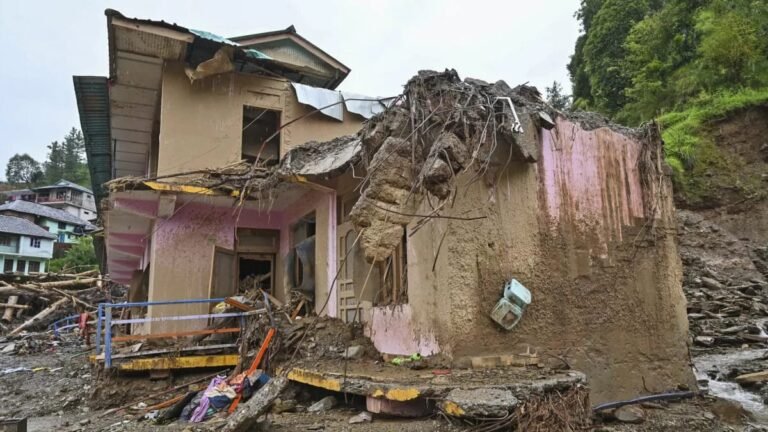 हिमाचल में नहीं थम रही बारिश से तबाही: 74 की मौत, 1247 करोड़ का नुकसान, 435 सड़कें बंद…