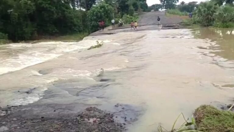 झारखंड-पश्चिम बंगाल संपर्क टूटा: गुमानी नदी में बाढ़ से एनएच-80 सड़क टूटी, चार दिनों से आवागमन ठप…